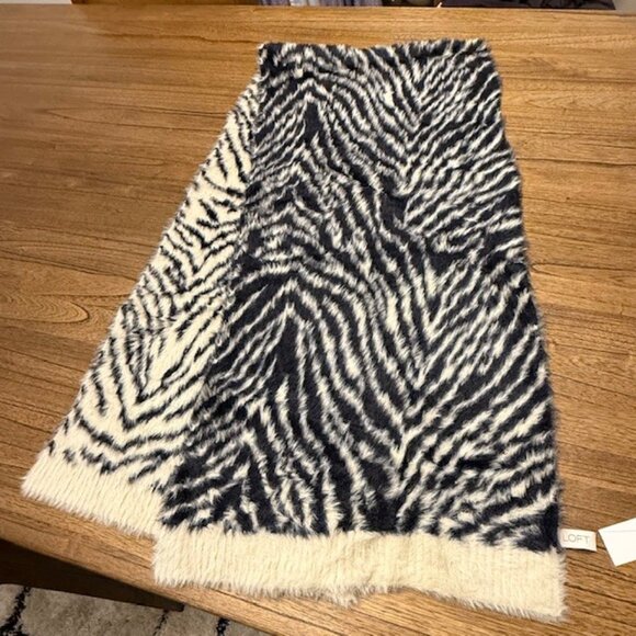 LOFT Tiger Stripe Blanket Scarf - Picture 3 of 11